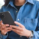 Digital-Marketing-Woman-using-a-smartphone-to-watch-content